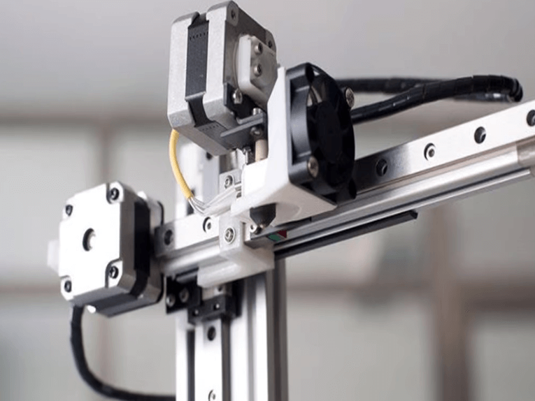 3D printer with linear rails